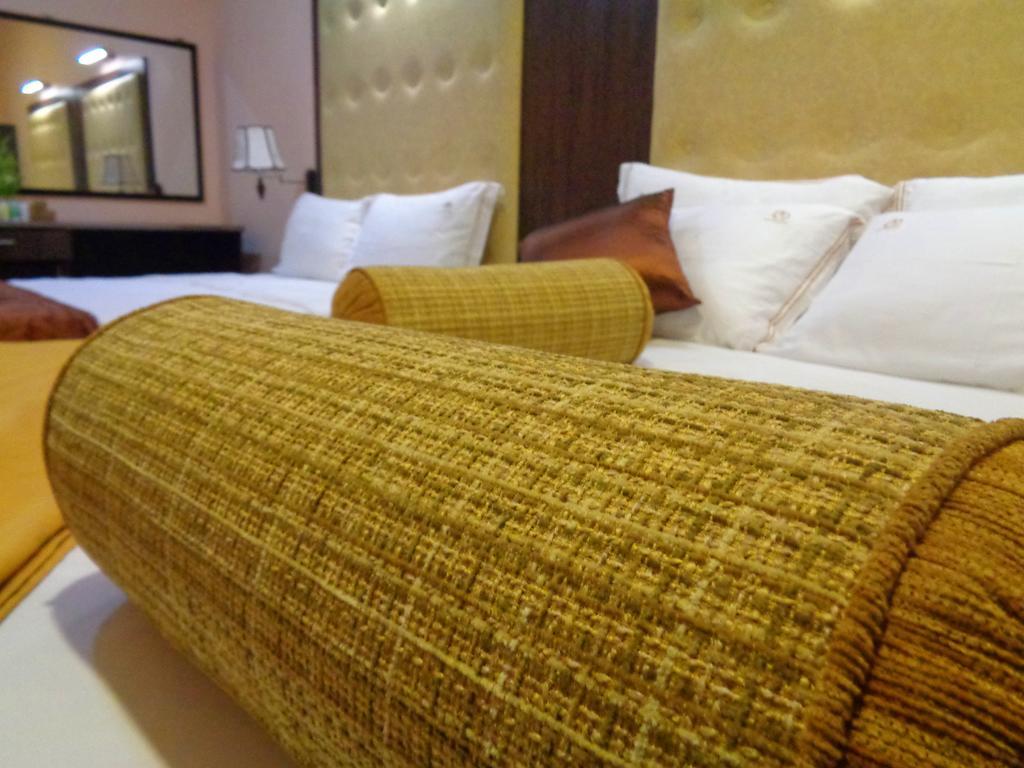 The Queensburry City Hotel Nuwara Eliya Exterior photo