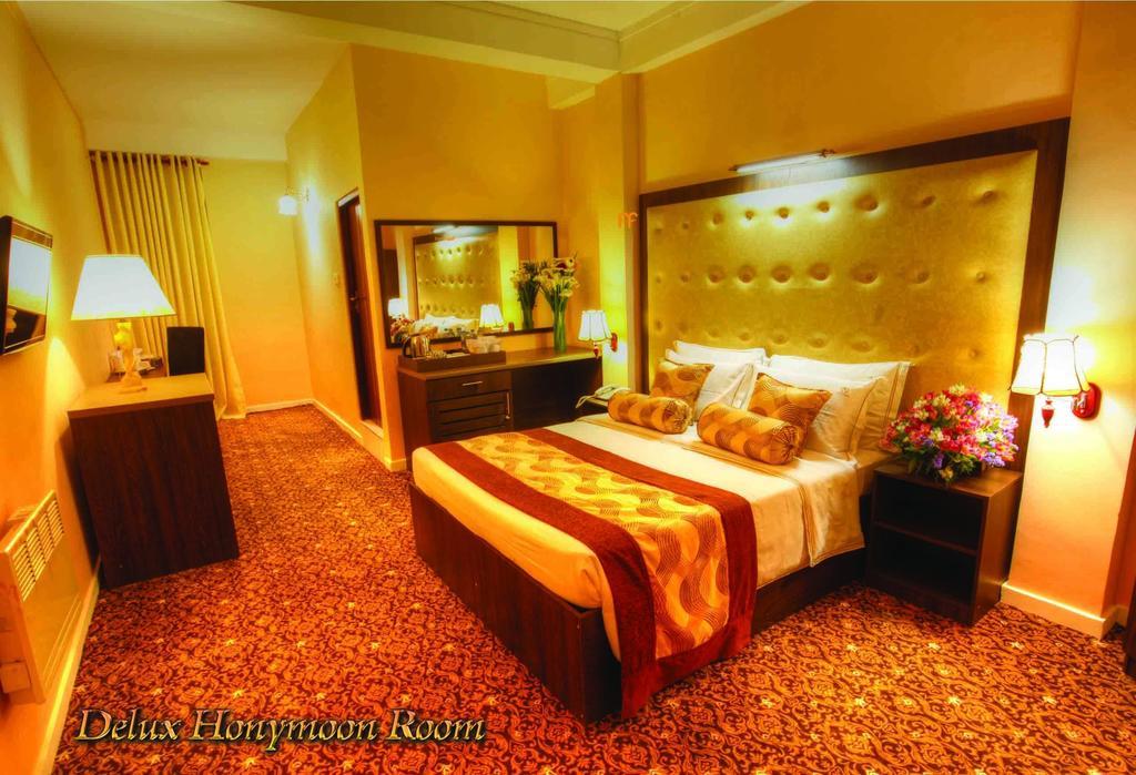 The Queensburry City Hotel Nuwara Eliya Exterior photo
