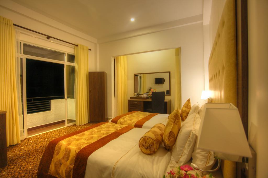 The Queensburry City Hotel Nuwara Eliya Exterior photo