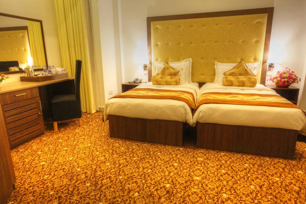 The Queensburry City Hotel Nuwara Eliya Exterior photo
