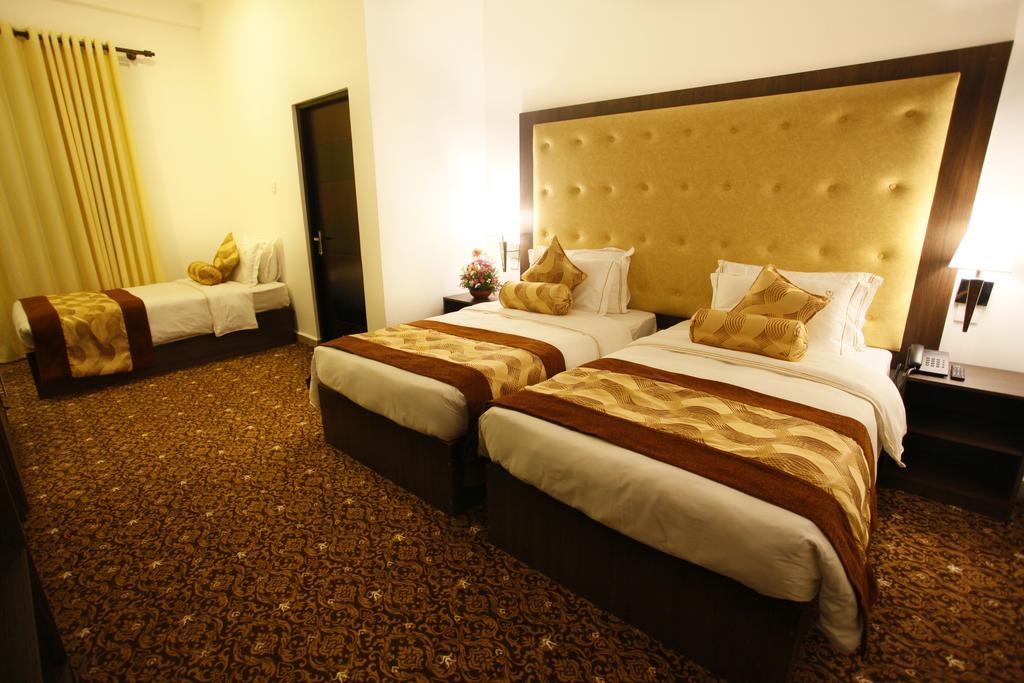 The Queensburry City Hotel Nuwara Eliya Exterior photo