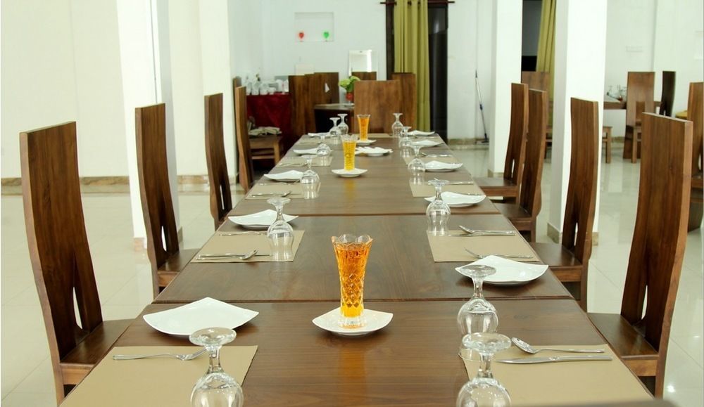 The Queensburry City Hotel Nuwara Eliya Exterior photo